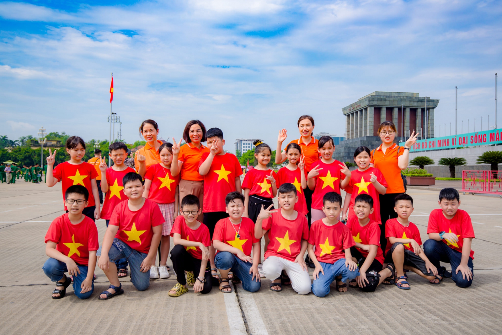 Ngày 2/6/2022, Superkids HB  vinh dự được tổ chức cho đoàn hơn 510 học sinh, gv, phụ huynh của tr Tiểu học Lê Văn Tám, tp Hòa Bình tham quan Lăng Bác, Khu du lịch 54 dân tộc. Superkids xin gửi lời cảm ơn tới vị thuyền trưởng tài năng và hết lòng vì học trò, chị Hà Ngọc Lan, cả ngày chỉ thấy cô sốt sắng lo toan cho những học trò, cháu nhỏ như trong gia đình. Khi thì các con khát nước, khi thì quạt liên hồi vì các con nóng, khi buộc tóc, khi lo thực phẩm cho cả đoàn...